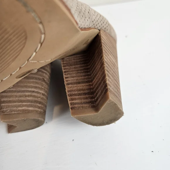 Vince Camuto Levana Heeled Booties Boots Perforated Pointy Toe Gray Beige Size 8 - Picture 10 of 14